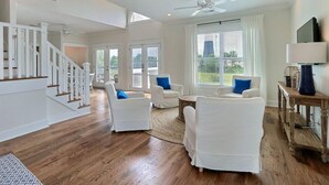 House, Multiple Beds (General George Marshall) | Living room - General George Marshall (Tybee Island)