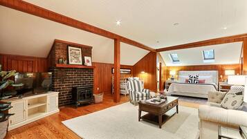 Apartment, 1 King Bed (Captain's Quarters on Lafayette) | 1 bedroom