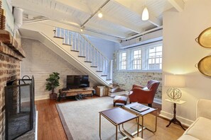 Apartment, 1 Queen Bed (Gordon Carriage) | Living room