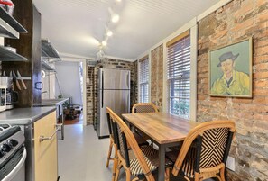 Apartment, 1 Queen Bed (Gordon Carriage) | Private kitchen