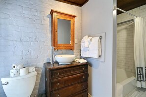 Apartment, 1 Queen Bed (Gordon Carriage) | Bathroom