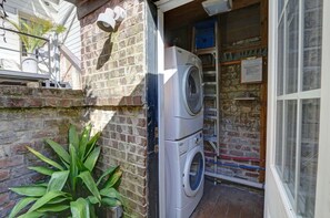 Apartment, 1 Queen Bed (Gordon Carriage) | Exterior