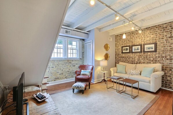 Apartment, 1 Queen Bed (Gordon Carriage) | Living room