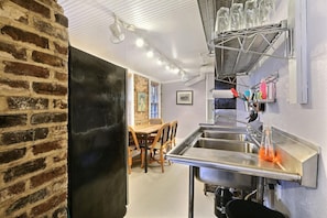 Apartment, 1 Queen Bed (Gordon Carriage) | Private kitchen