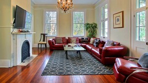 Ferienhaus, Mehrere Betten (Forsyth Park West Main House) | Wohnzimmer
