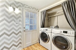 Apartment, 2 Queen Beds (Oglethorpe Manor Garden Level) | Laundry