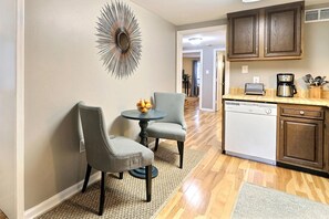 Apartment, 2 Queen Beds (Oglethorpe Manor Garden Level)