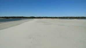 靠近海滩、沙滩椅