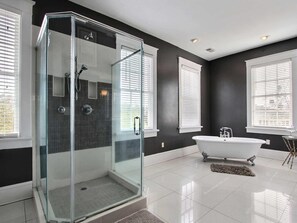 Maison, plusieurs lits (Forsyth Park West Mansion) | Salle de bain