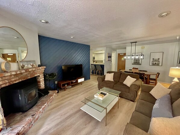 Smart TV, fireplace, DVD player, offices - Ski-In/Ski-Out! Large cozy condo with pellet stove that sleeps 8!  (Mammoth Lakes)