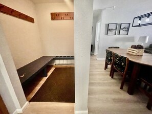 Dining - Ski-In/Ski-Out! Large cozy condo with pellet stove that sleeps 8!  (Mammoth Lakes)