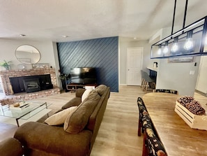 Smart-TV, Kamin, DVD-Player, Arbeitsbereiche
