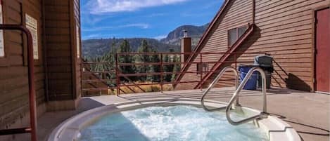 Bañera de hidromasaje al aire libre