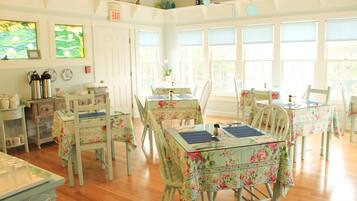 Petit déjeuner complet compris tous les jours