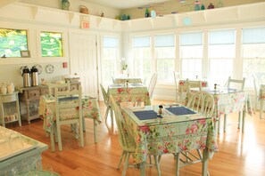 Free daily full breakfast 