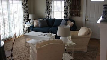 One Bedroom Suite: # 2 | Area soggiorno | TV a schermo piatto 42 pollici con canali via cavo, TV