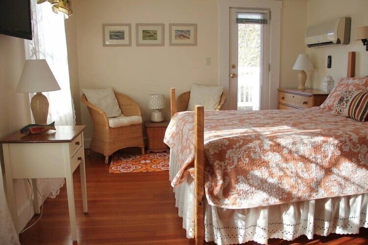 Queen Room with Private Deck: 201 | Strykejern/-brett og wi-fi (inkludert)