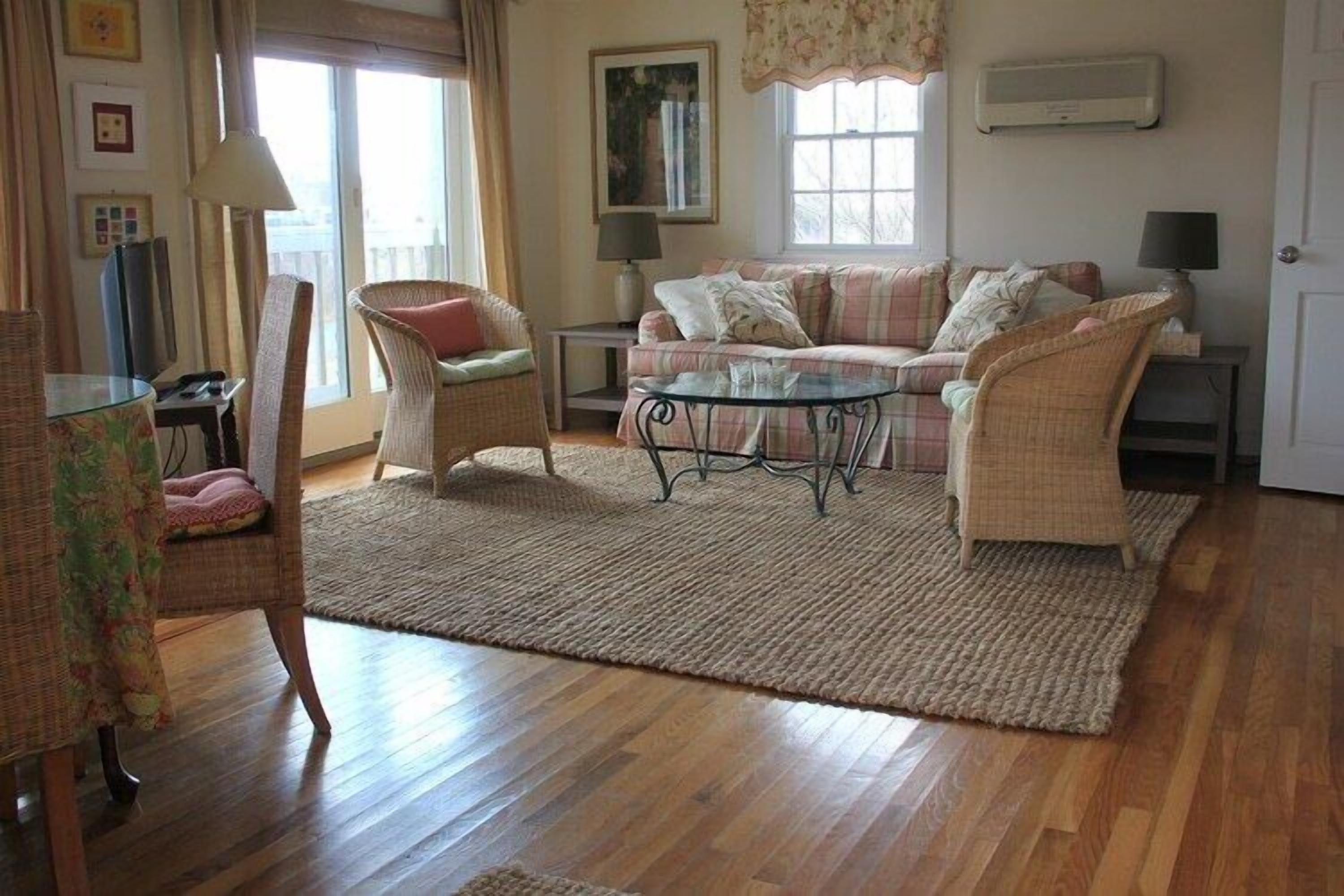 One Bedroom Suite: # 1 | リビング エリア | 42 インチの薄型テレビ (ケーブル放送視聴可)、テレビ