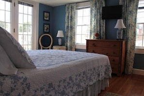 Queen Private Deck and Ocean View: 202