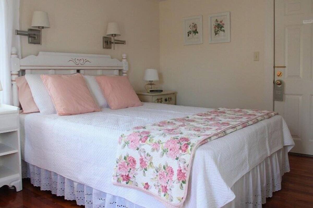 Queen Room with Private Deck: 203 | Strykejern/-brett og wi-fi (inkludert)