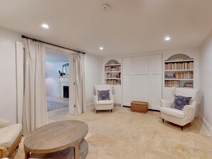 Living room - Elsewhere on Madison Square Garden (Savannah)