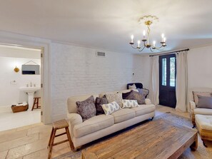 Living room - Elsewhere on Madison Square Garden (Savannah)