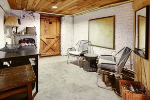 Apartment, 1 Queen Bed (Garden on Jones) | Balcony