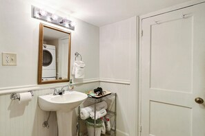 Apartment, 1 Queen Bed (Garden on Jones) | Bathroom