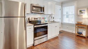 Apartment, 1 Queen Bed (Liberty Carriage House) | Private kitchen - Liberty Carriage House (Savannah)