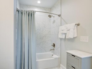 Apartment, 1 Queen Bed (Liberty Carriage House) | Bathroom - Liberty Carriage House (Savannah)