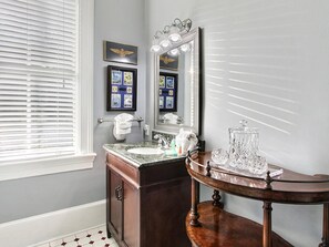 Apartment, Multiple Beds (Southern Hall Upper) | Bathroom - Southern Hall Upper (Savannah)