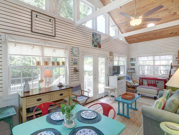 House, Multiple Beds (Art & Sol) | Living room