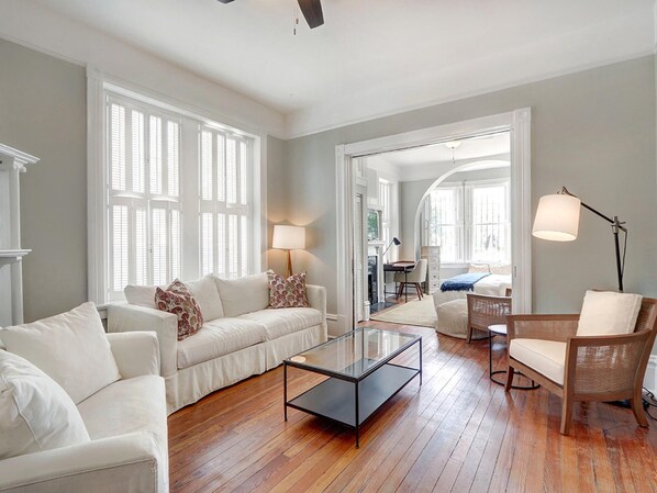 Apartment, Mehrere Betten (Bolton Forsyth Suite) | Wohnzimmer