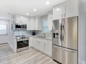 House, Multiple Beds (Tybee Dreamin) | Private kitchen