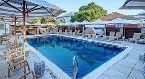 Una piscina al aire libre, una piscina climatizada