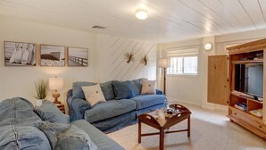 Maison, Plusieurs lits (Sea Glass Tybee) | Salle de séjour | Téléviseur, lecteur de DVD