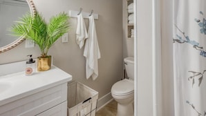 House, Multiple Beds (After Dune Delight) | Bathroom - After Dune Delight A (Tybee Island)