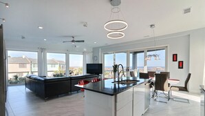 Apartamento, varias camas (Ocean View Modern) | Sala de estar