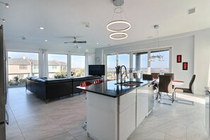 コンドミニアム ベッド (複数台) (Ocean View Modern) | リビングルーム