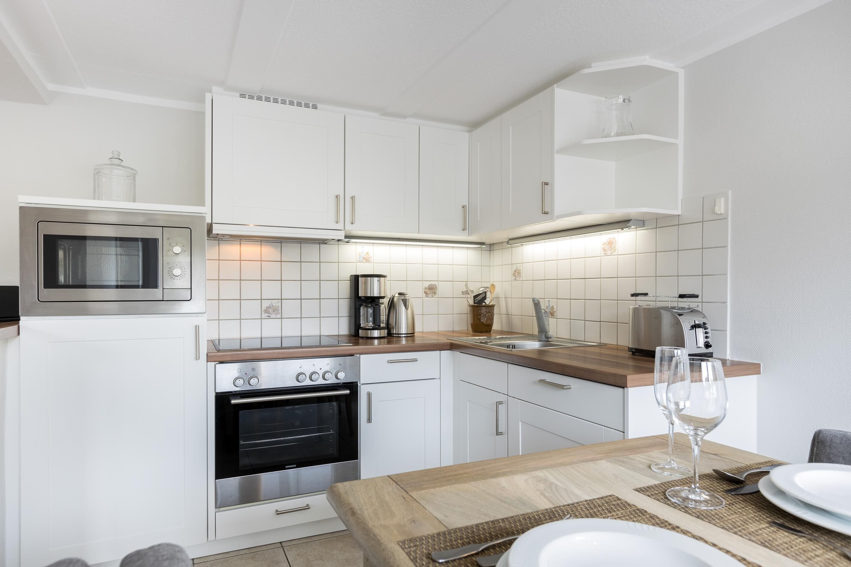 Kühlschrank, Mikrowelle, Ofen, Herdplatte