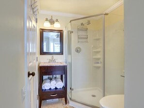 Bathroom - Classic Quarters at The 101 (Savannah)