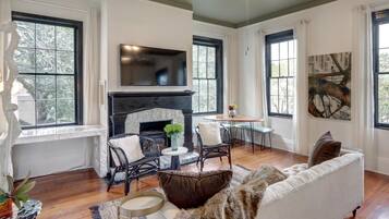 Condo, 1 Queen Bed (Park Avenue Treehouse) | Living room