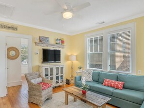 Condo, 2 Queen Beds (Splash Inn Upper) | Living room