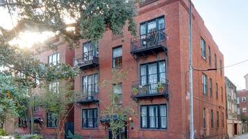 Apartment, Multiple Beds (Azure on Lincoln) | Exterior