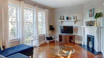 Apartment, Multiple Beds (Azure on Lincoln) | Living room