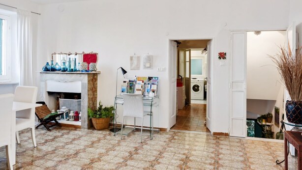 Un salón espacioso con chimenea, una mesa de comedor y una zona de estar.