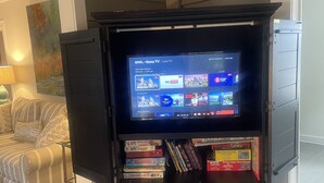 Smart-TV, DVD-spiller og bøker