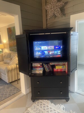 Smart-tv, een dvd-speler en boeken