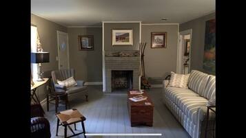 Smart-tv, dvd-spelare och böcker