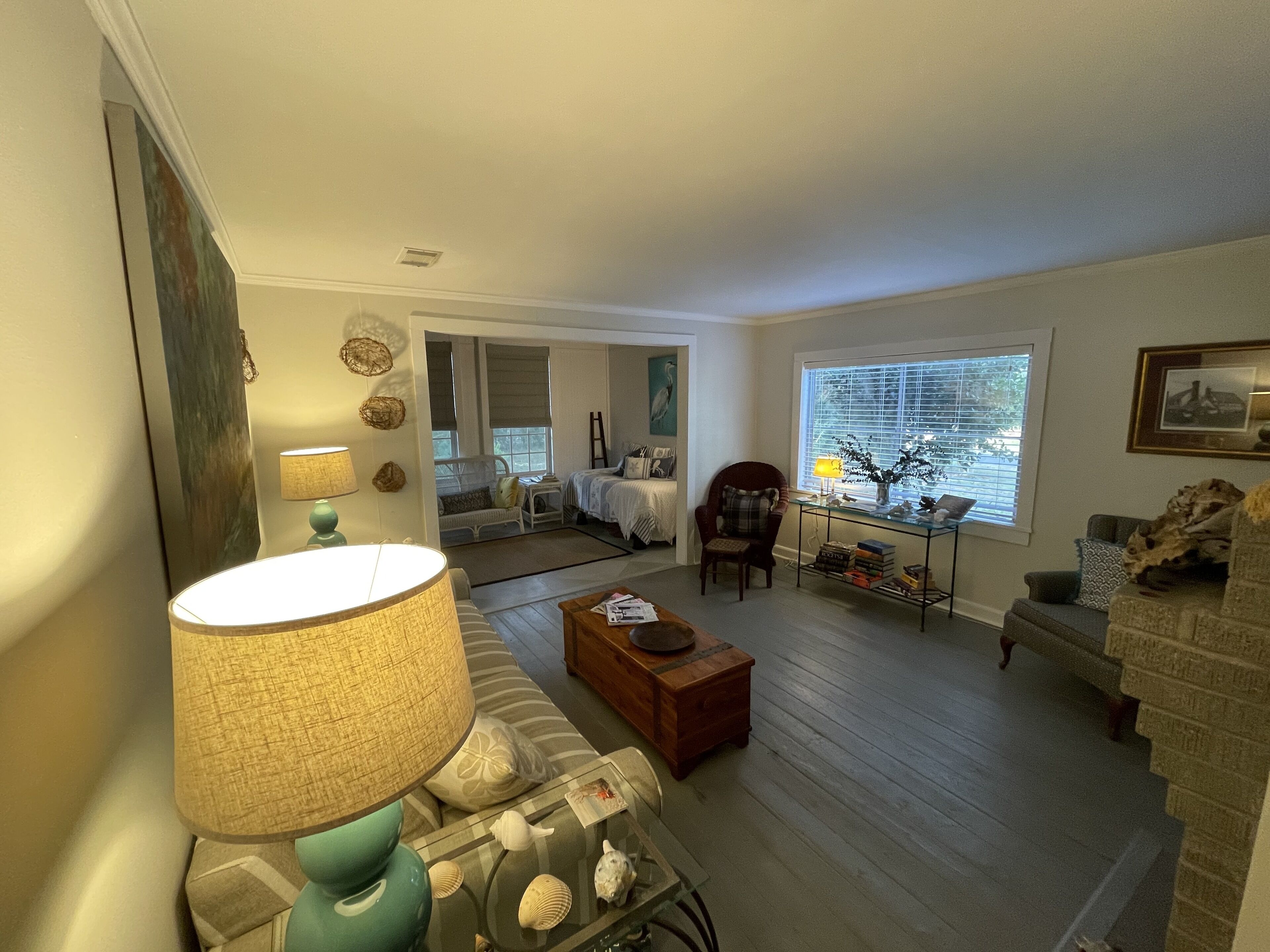 TV connectée, lecteur de DVD, livres